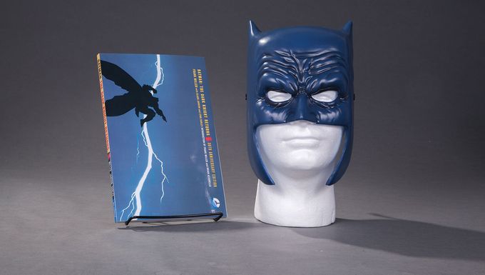 Batman: The Dark Knight Returns. Комплект книги и маски